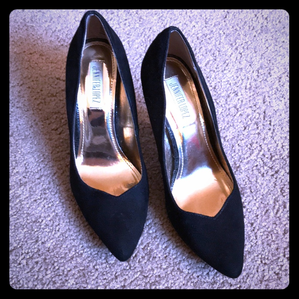 Black pumps